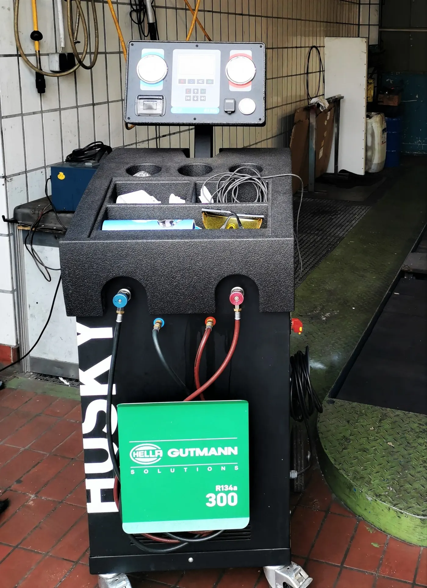 Klimaservice-Station in der Werkstatt